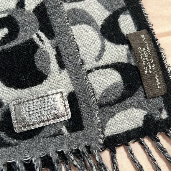 4. Coach wool scarf - Picture 15 of 15